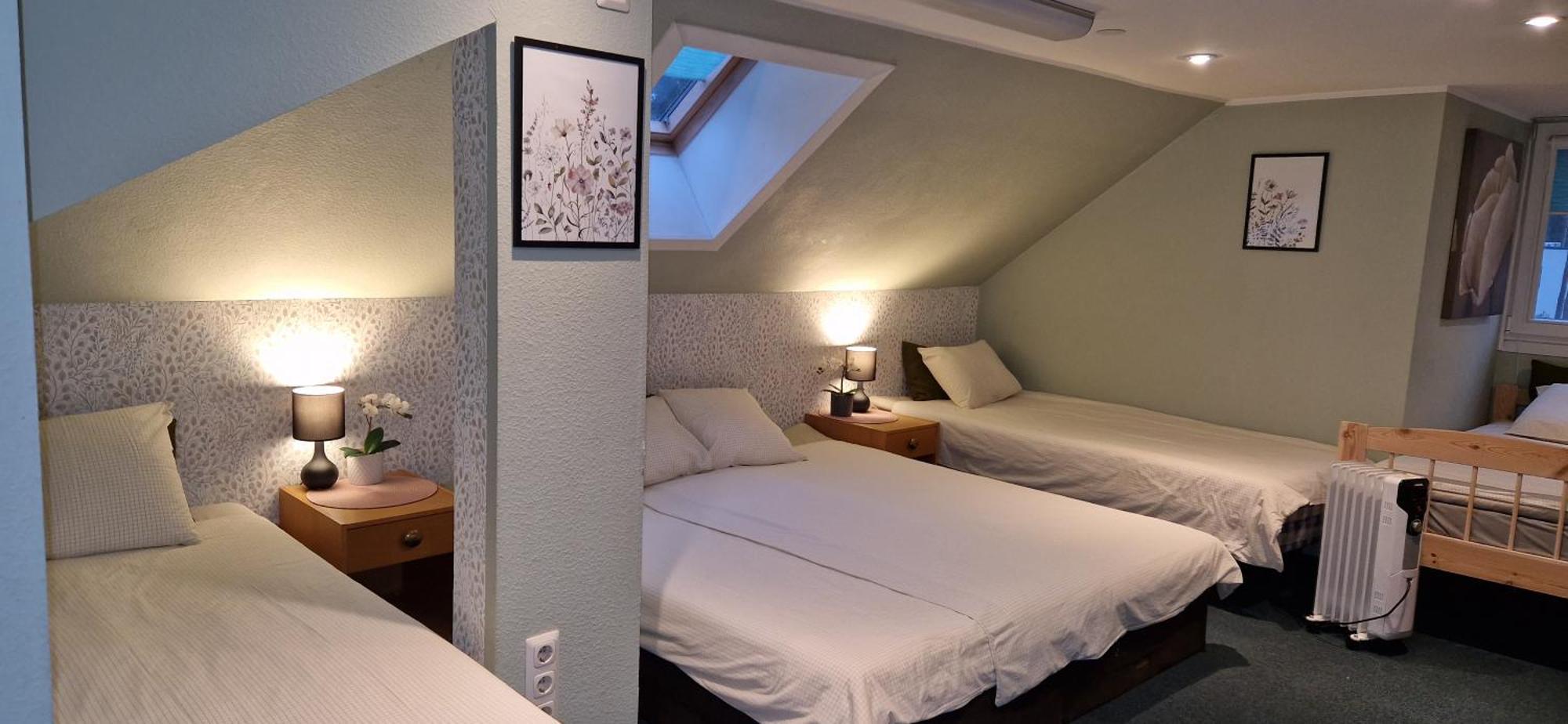 Freedom65 And Caravan Hostel *